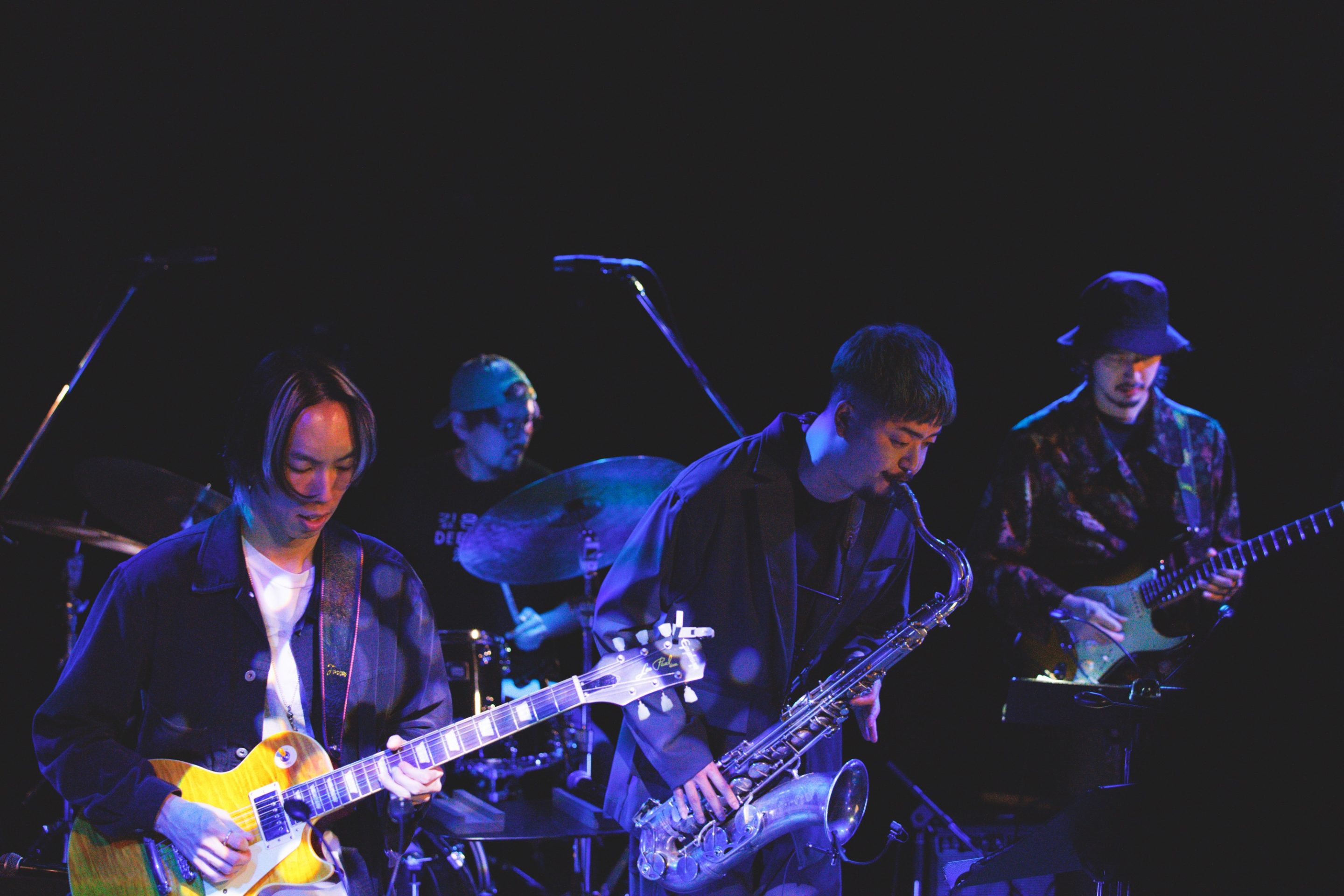 〈BRUTUS×BAROOM JAZZ WEEKEND 2024 supported by NORMEL TIMES〉での画像 手前からJohn Eun さん（Gt）、馬場智章さん（Sax）、井上銘さん（Gt）