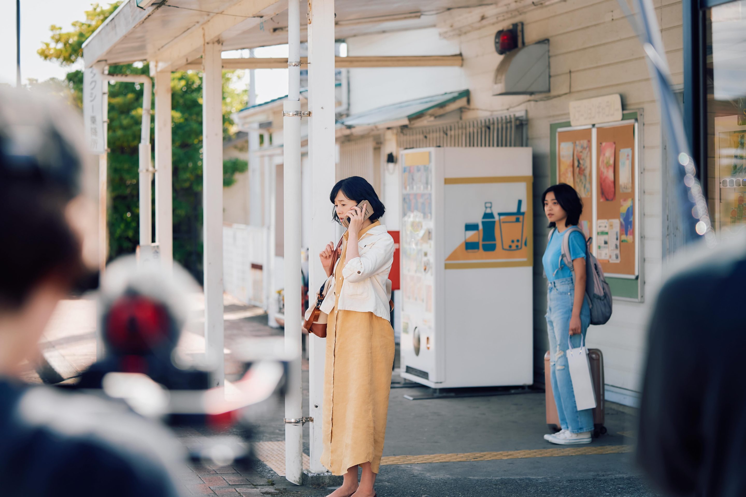 仕事の対応に追われる美弥子