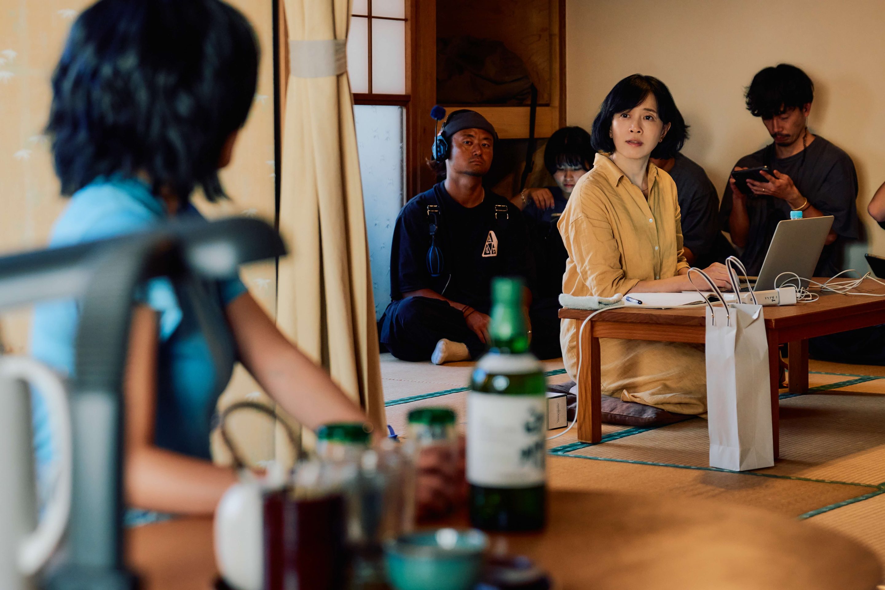 ウイスキーを一緒に飲もうと提案するルイユン