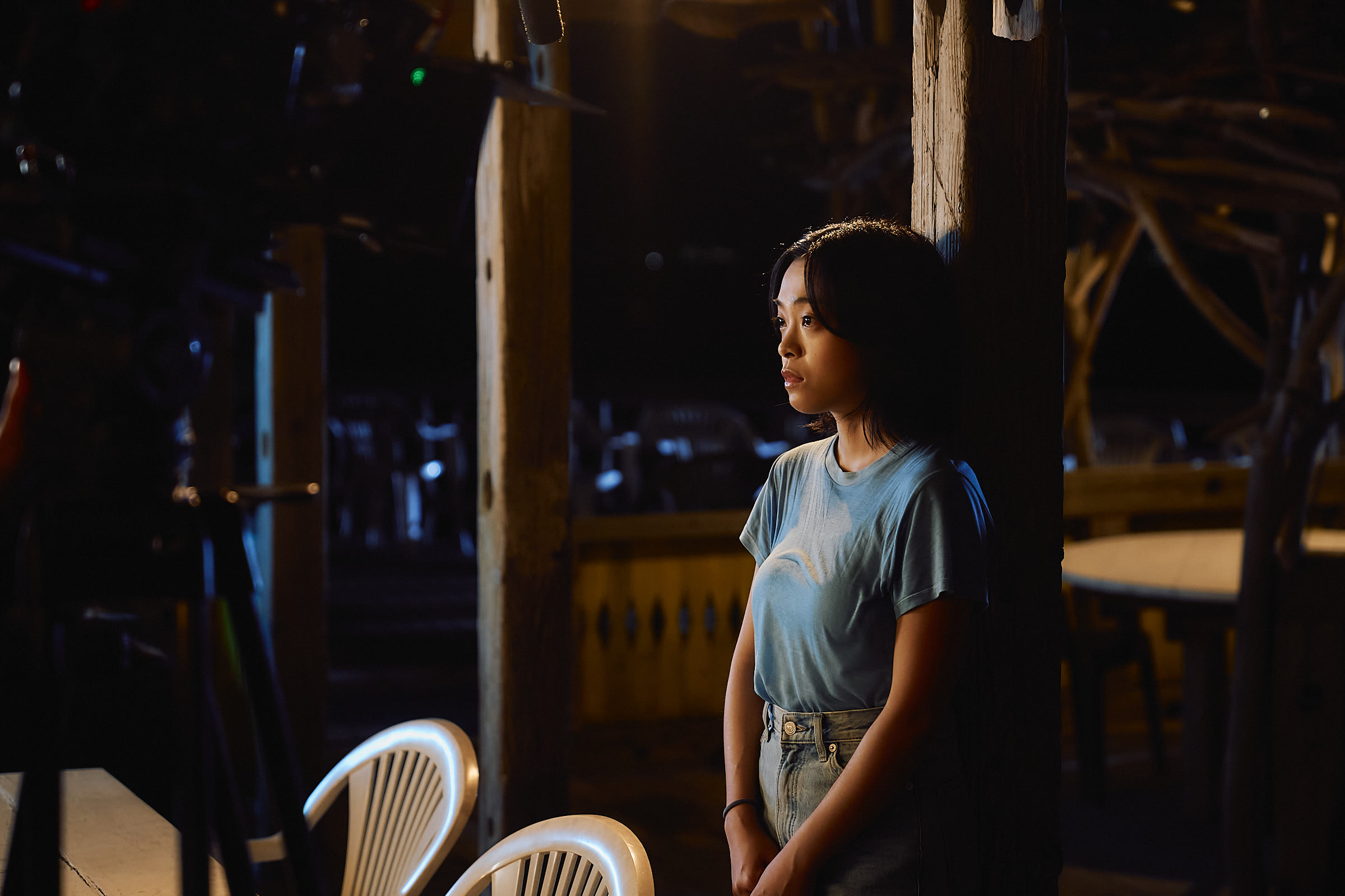 浜辺で海を眺めるルイユン