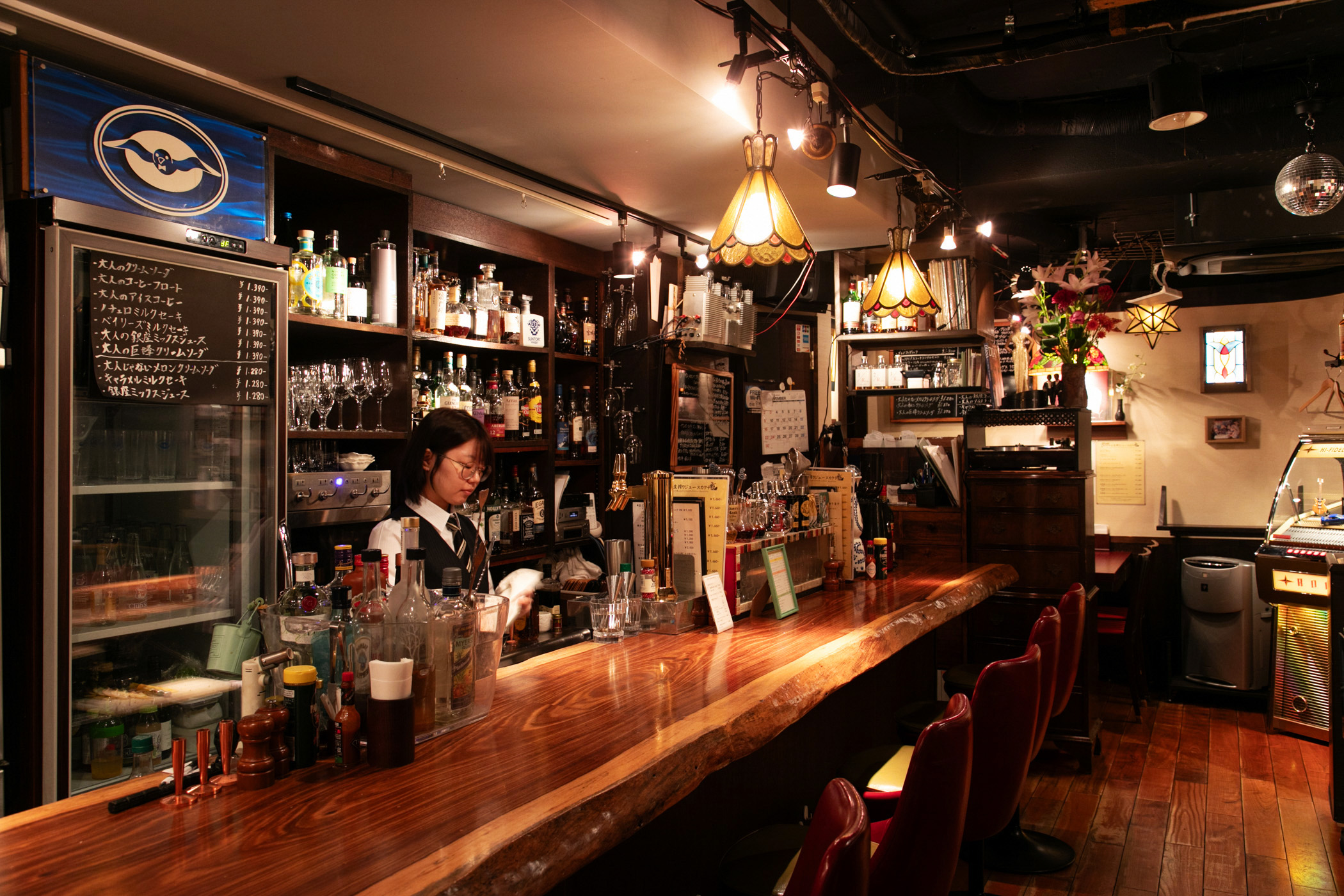 『厨房酒場 カモメセラー』内観