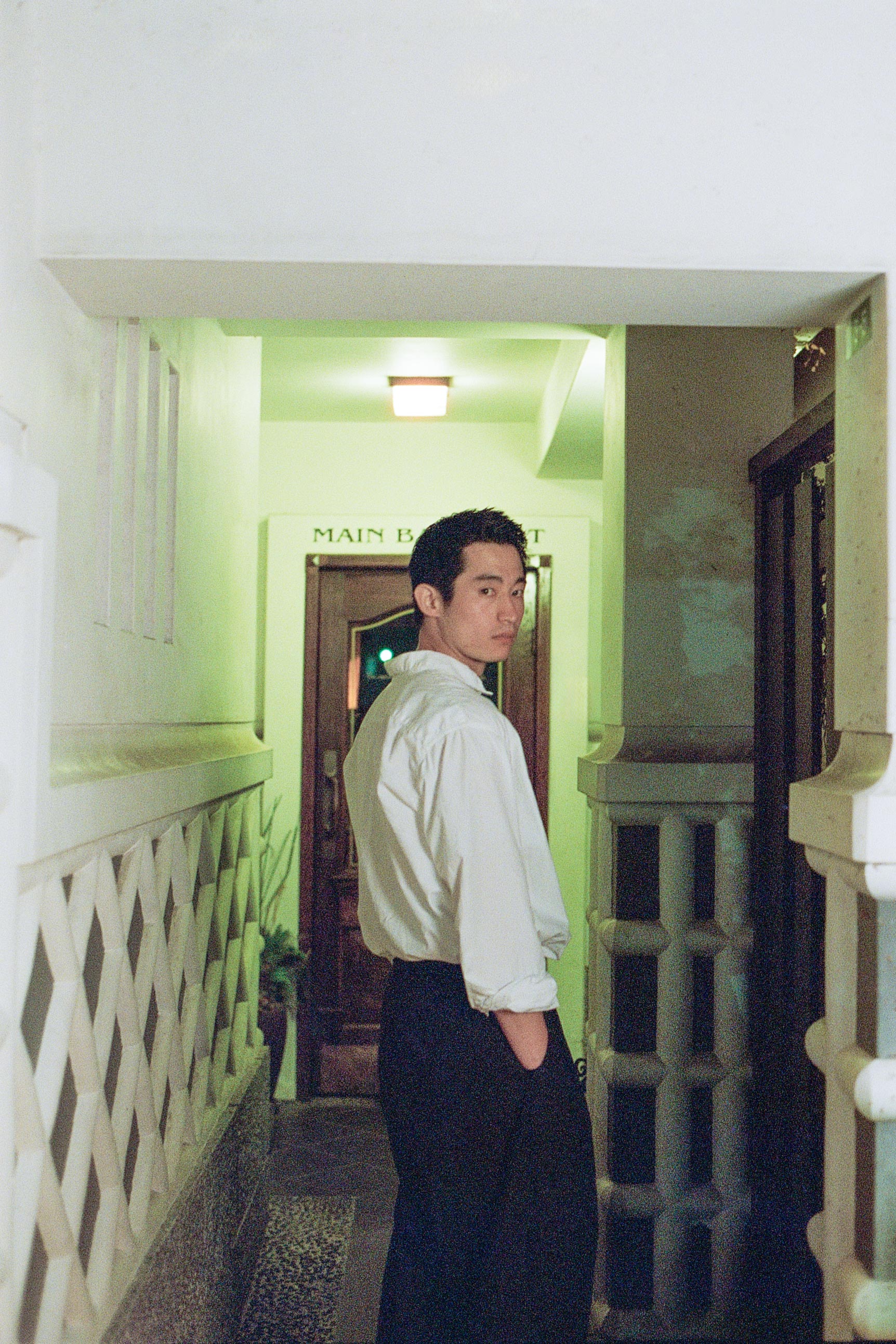 MAIN BAR COAT 店前