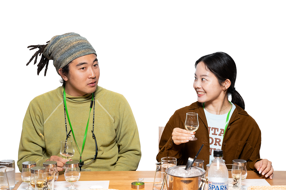 テイスティングする村上央弥さんと小林未佳さん