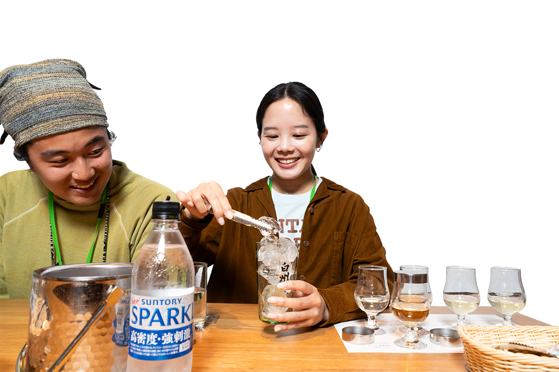最後まで美味しく飲めるように大きめの氷をたっぷり入れる。