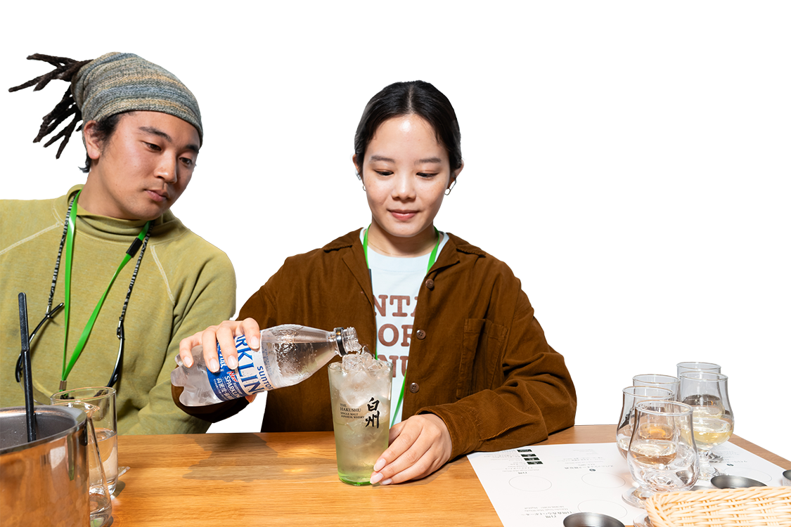 炭酸の刺激を逃さないように低い位置からソーダを注ぐ。